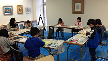 米原画材のこども絵画教室で子どもたちが熱心に絵を描いている様子です。